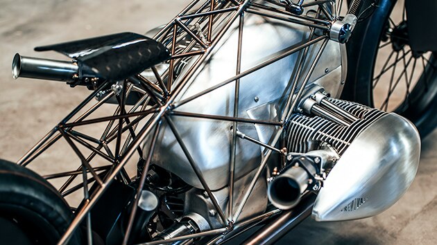 Birdcage with engine and seat