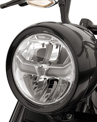 Detailed view of the round LED headlight on the BMW Motorrad R 18 Roctane