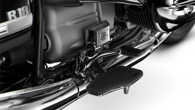 We see the footboards of the R 18.