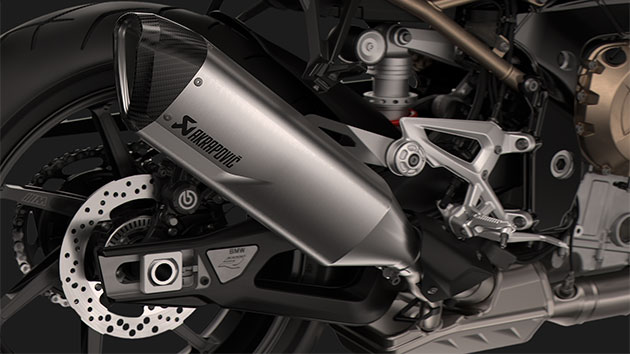 We see the titanium sports silencer and the exhaust system of the S 1000 R.