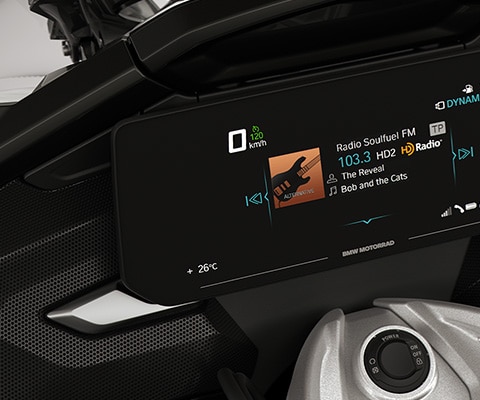 Focus on the TFT display and the K 1600 GTL’s speakers.