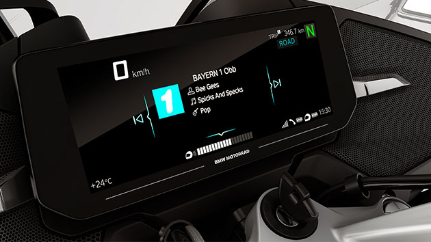 We see the R 1250 RT with a new audio system.